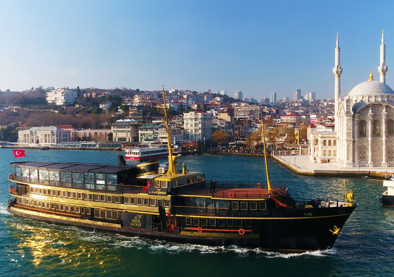 Le Vapeur Magique - Breakfast on Bosphorus 
